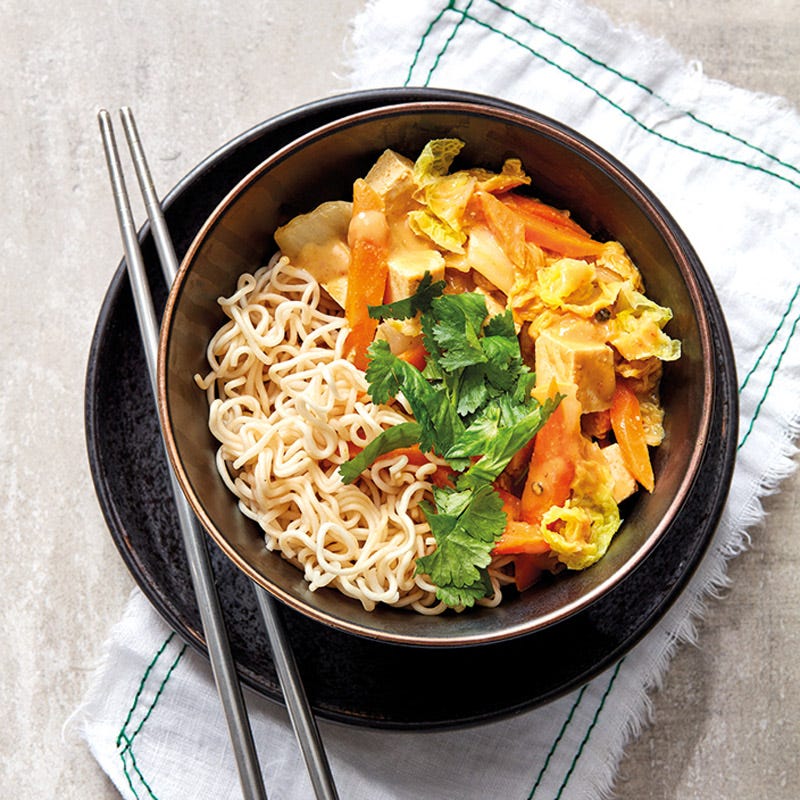 Sobanudeln mit mariniertem Tofu und Chinakohl
