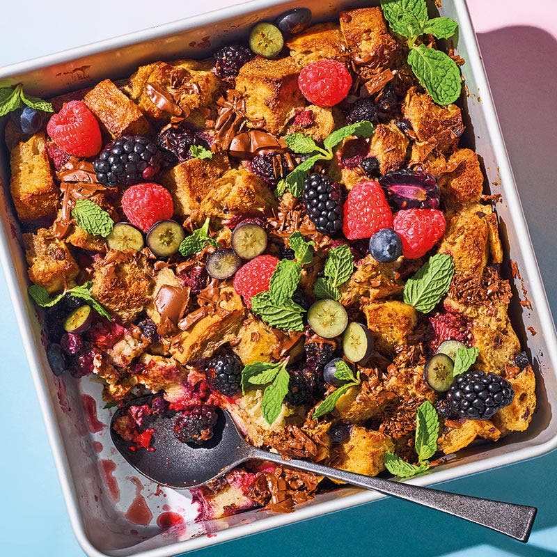 Brotauflauf mit Schokolade und Beeren
