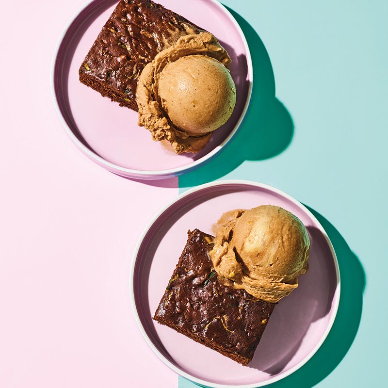 Zucchinibrownies mit Erdnuss-Schoko-Eis