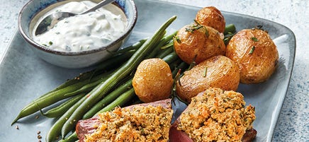 Agneau aux herbes, pommes de terre au romarin et haricots
