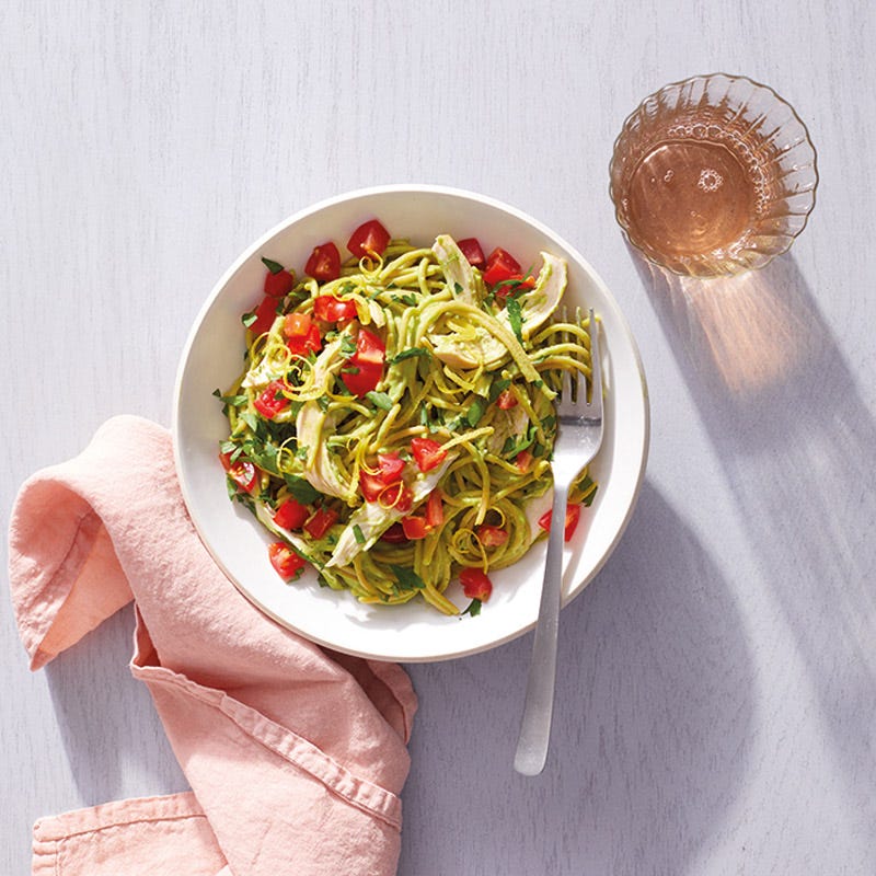 Linsenspaghetti mit Hähnchen und Avocadosauce