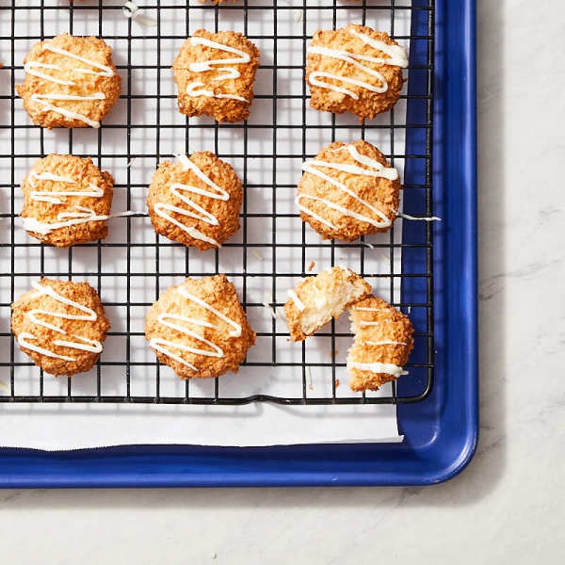 Photo de Macarons à la noix de coco garnis d’un filet de chocolat blanc par WW