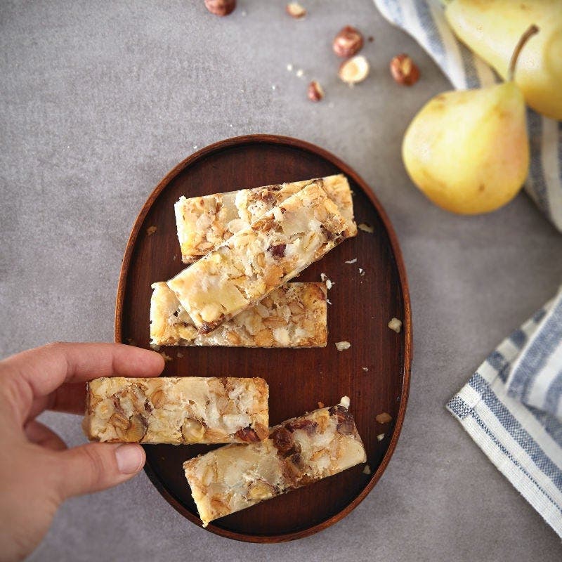 Barres tendres à la poire, aux noisettes et aux raisins secs