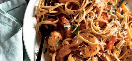 Crevettes et poivrons rouges grillés fumés avec linguine
