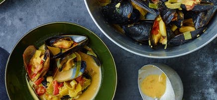 Moules avec poireaux, vin blanc et safran