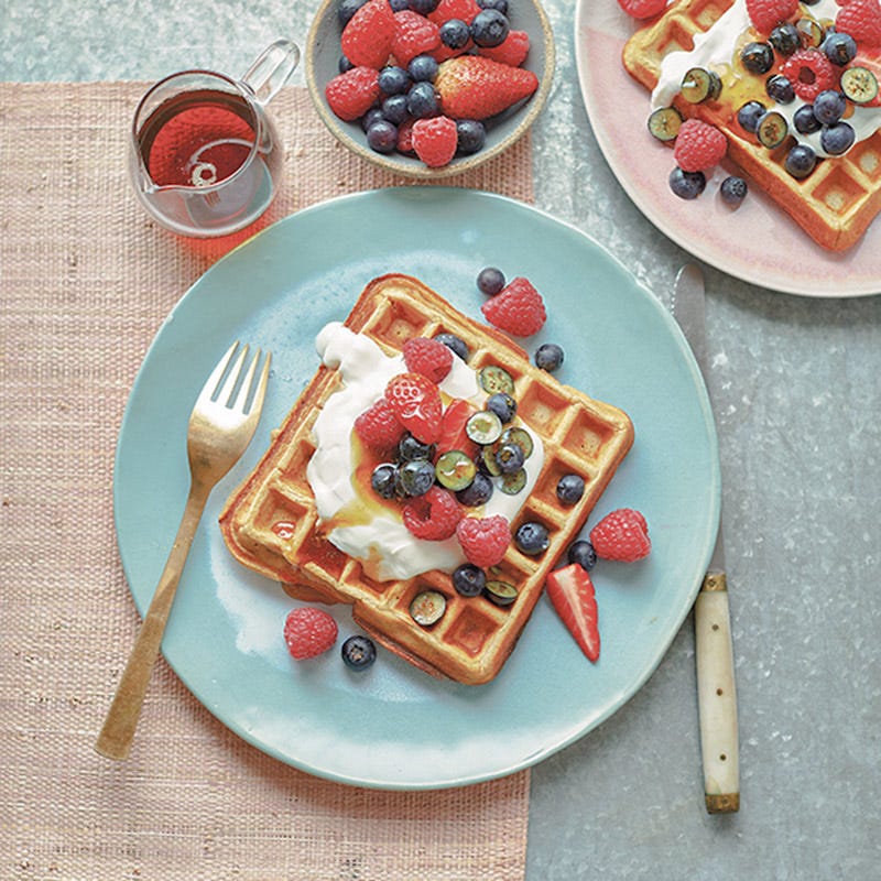 Haferwaffeln mit Beeren-Joghurt-Topping