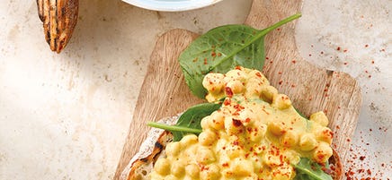 Sauerteigbrot mit Kichererbsen-Curry-Salat