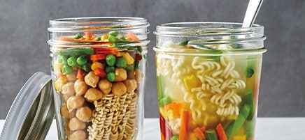 Soupe de nouilles aux légumes et pois chiches à emporter