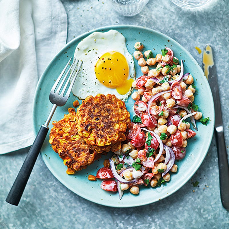 Mais-Karotten-Puffer mit Ei und Kichererbsen