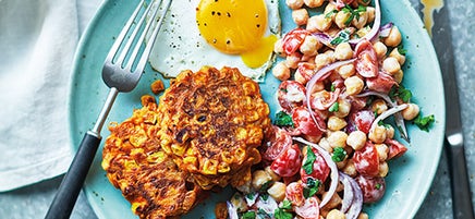 Galettes de maïs et carottes, œuf et pois chiches