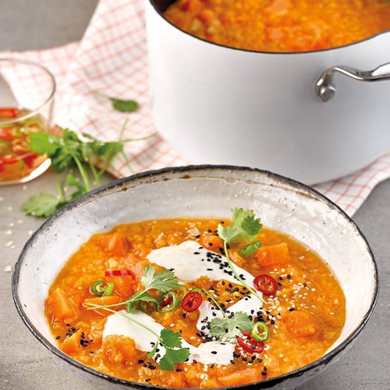 Süßkartoffelsuppe mit eingelegten Chilis