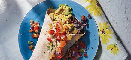 Burrito d’œufs brouillés et avocat aux haricots