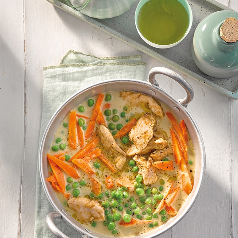 Grünes Hähnchencurry mit Erbsen und Karotten