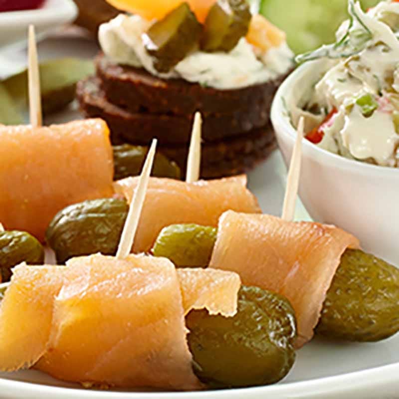 Photo de Plateau de saumon fumé avec fromage à la crème aux cornichons à l’aneth par WW