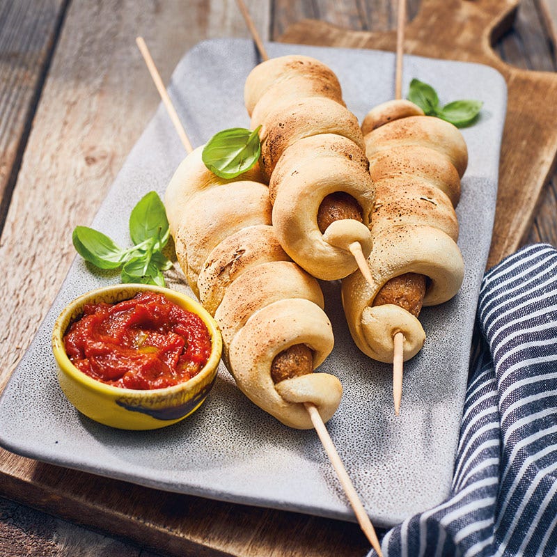 Tofu-Würstchen im Stockbrot