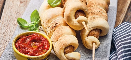 Tofu-Würstchen im Stockbrot