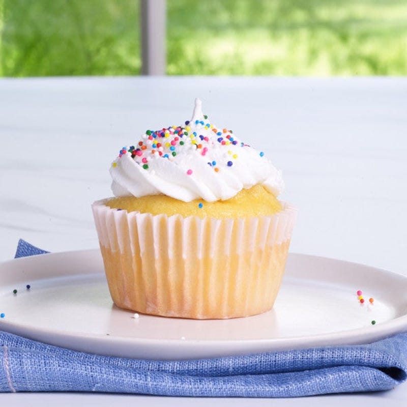 Photo de Petits gâteaux à la vanille décorés de bonbons par WW
