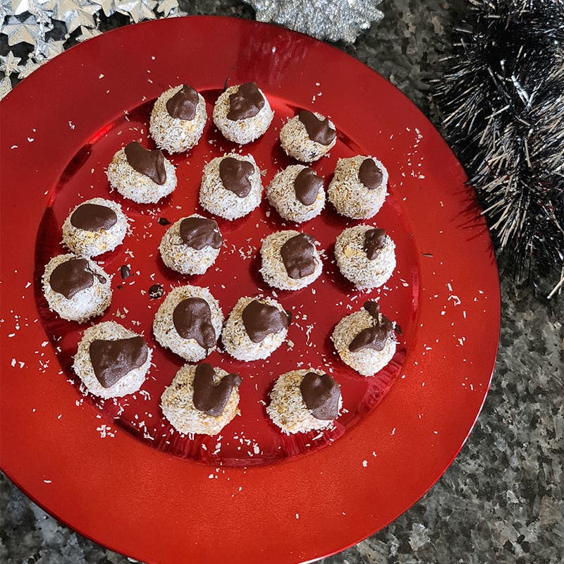 orange and almond Christmas pudding balls