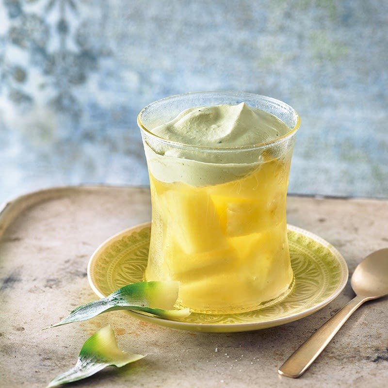 Ananas-Kokos-Drink mit Matcha