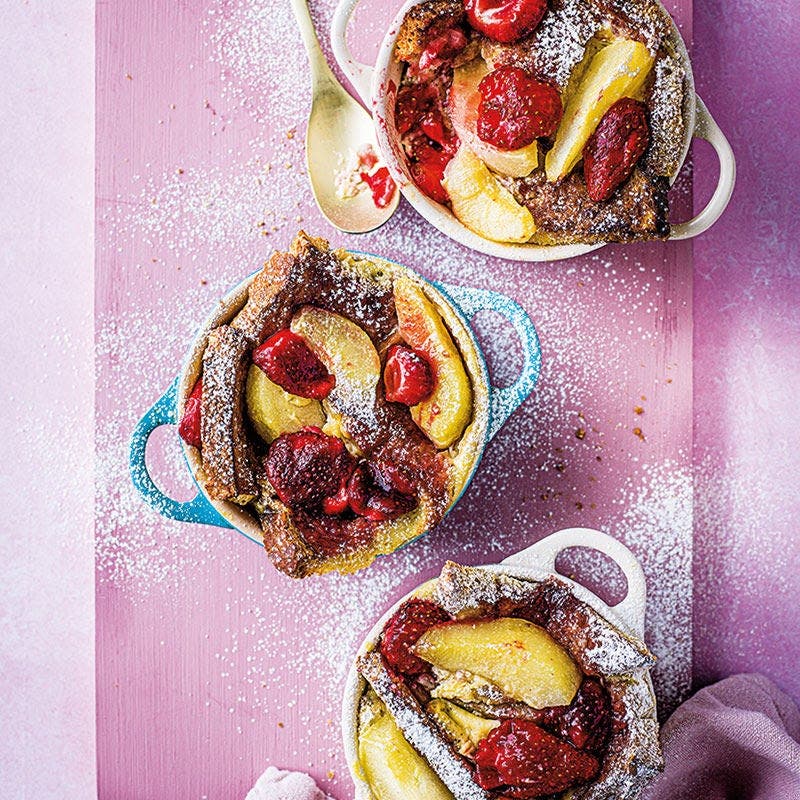 Brotpudding mit Erdbeeren und Birnen