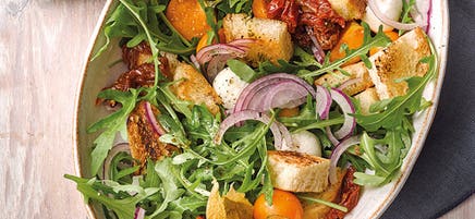 Brotsalat mit Mozzarella und getrockneten Tomaten