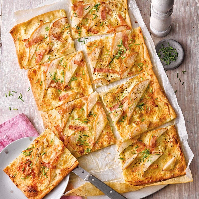 Flammkuchen mit Birne und Schinken