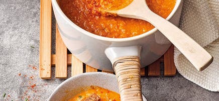 Soupe chaude de lentilles et de tomates