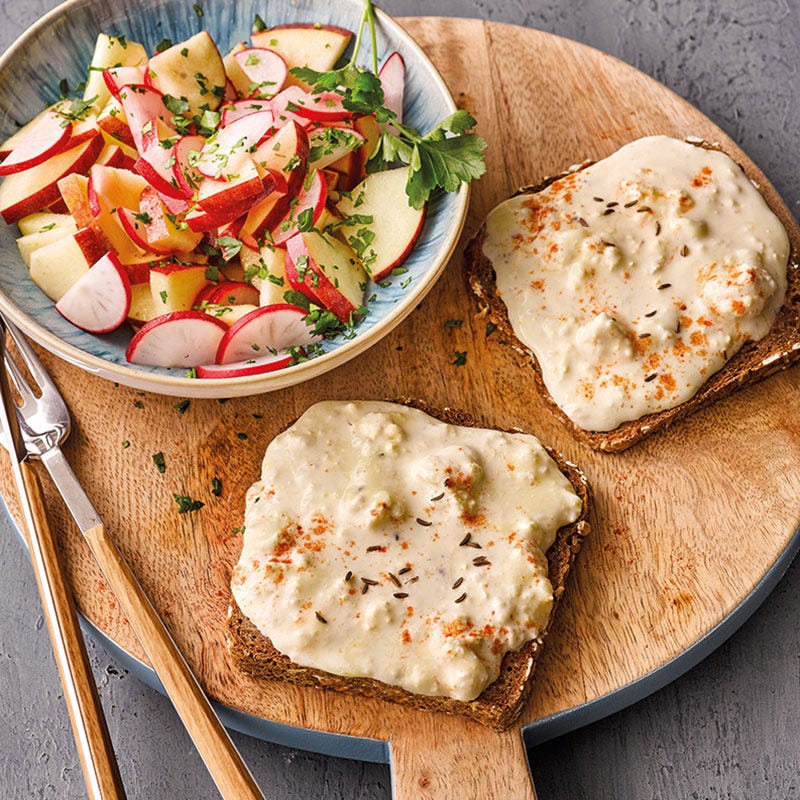 Obazda-Schnitten mit Radi-Apfel-Salat