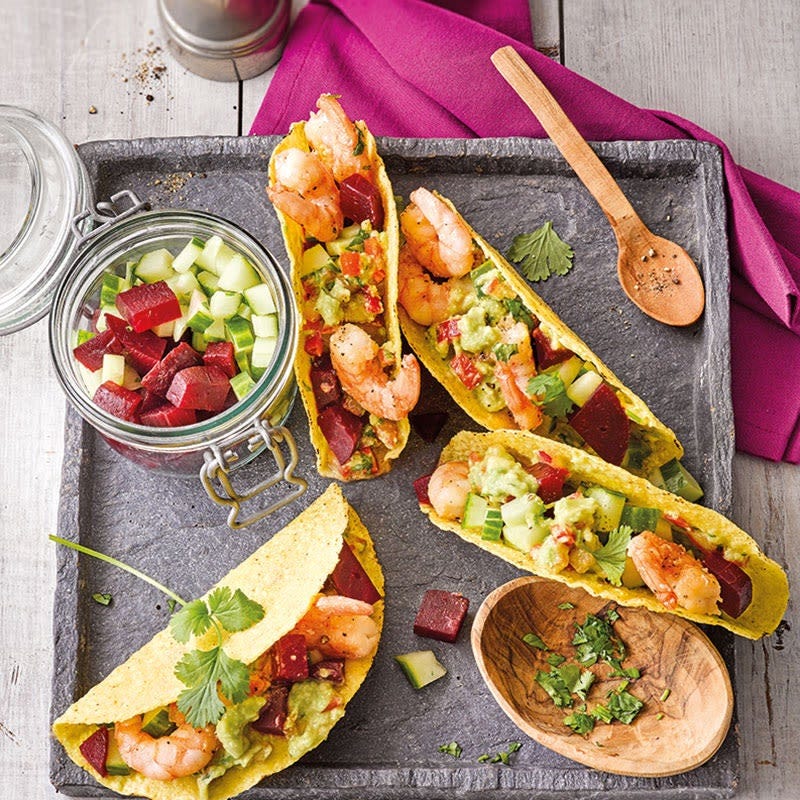 Rote-Bete-Tacos mit Guacamole und Garnelen