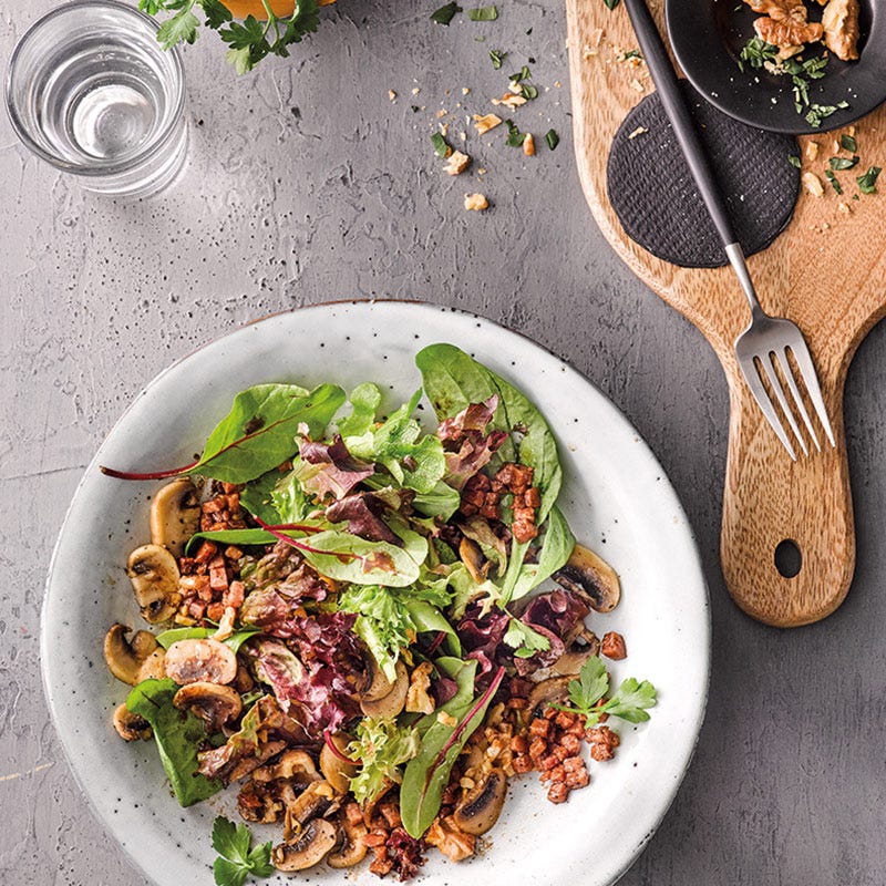 Salat mit Pilz-Schinken-Dressing