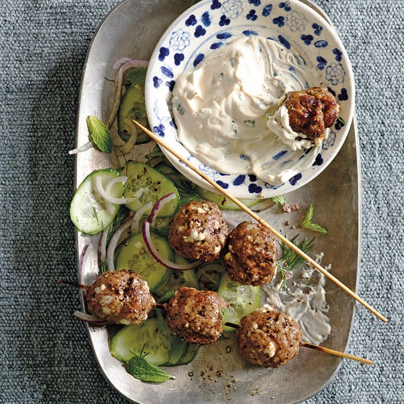 Türkische Hackbällchenspieße mit Joghurt