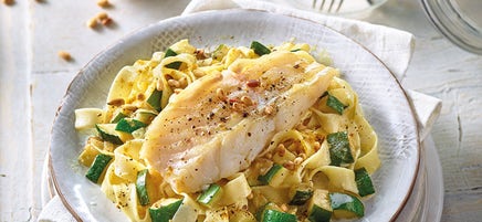 Dorsch auf Curry-Zucchini-Pasta