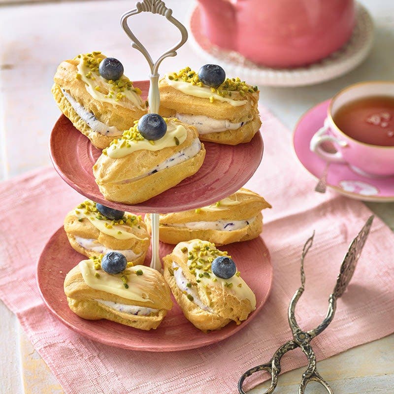 Mini-Eclairs mit Schokolade und Heidelbeeren