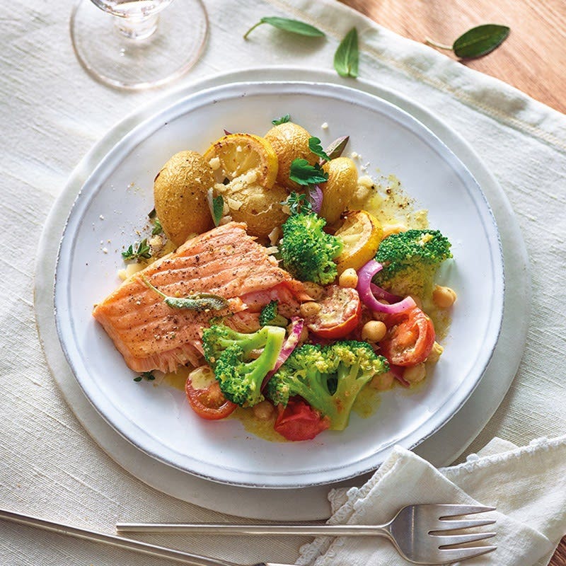 Salbeilachs mit Drillingen und Broccoli