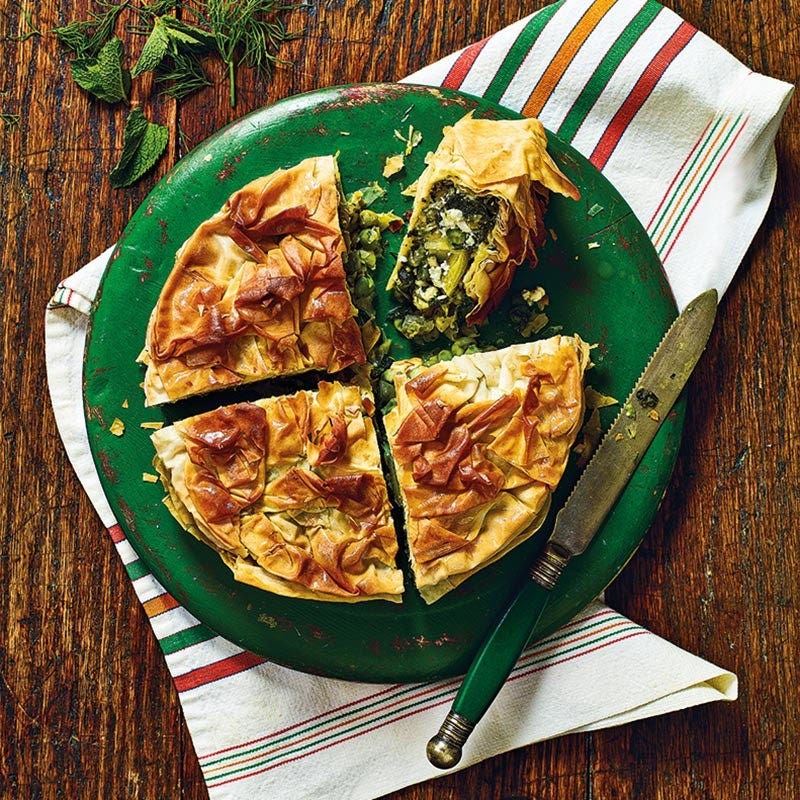 Griechische Spanakopita mit grünem Gemüse