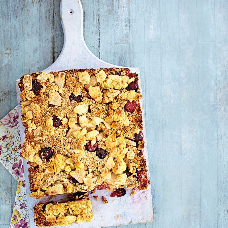 Streuselriegel mit Birne und Kirschen