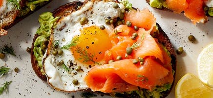 Rôtie au saumon fumé, aux œufs et à l’avocat