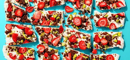 Strawberry-brownie frozen yogurt bark