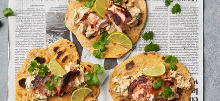 Fisktacos med sotad lax och chipotleslaw