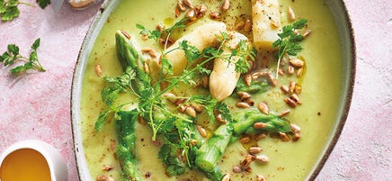 Spargelsuppe mit Kerbel und Trüffelöl