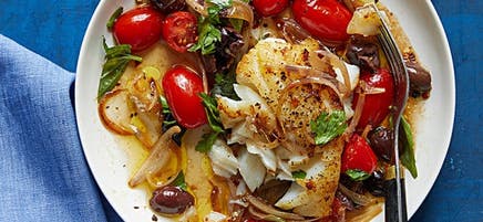 Morue sautée avec tomates et olives