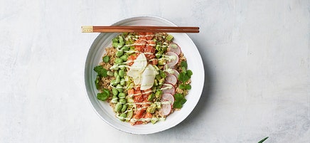 Poké bowl med havreris, lax och ingefärspicklad kålrabbi