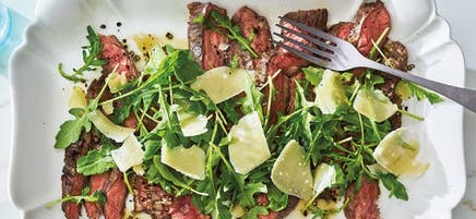 Bifteck grillé garni de roquette et de parmesan