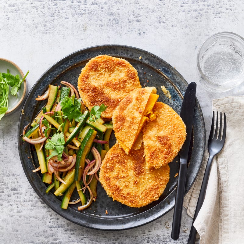 Kürbisschnitzel mit koreanischem Gurkensalat