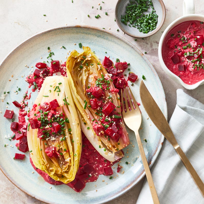 Geschmorter Chicorée mit Rote Bete-Meerrettich-Sauce