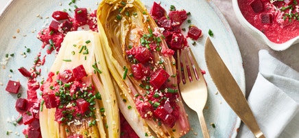 Geschmorter Chicorée mit Rote-Bete-Meerrettich-Sauce