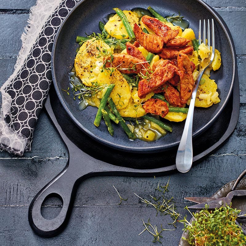 Schwäbischer Kartoffelsalat mit Schnitzelstreifen