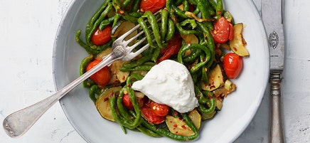 Grön pici pasta med stekta grönsaker och burrata