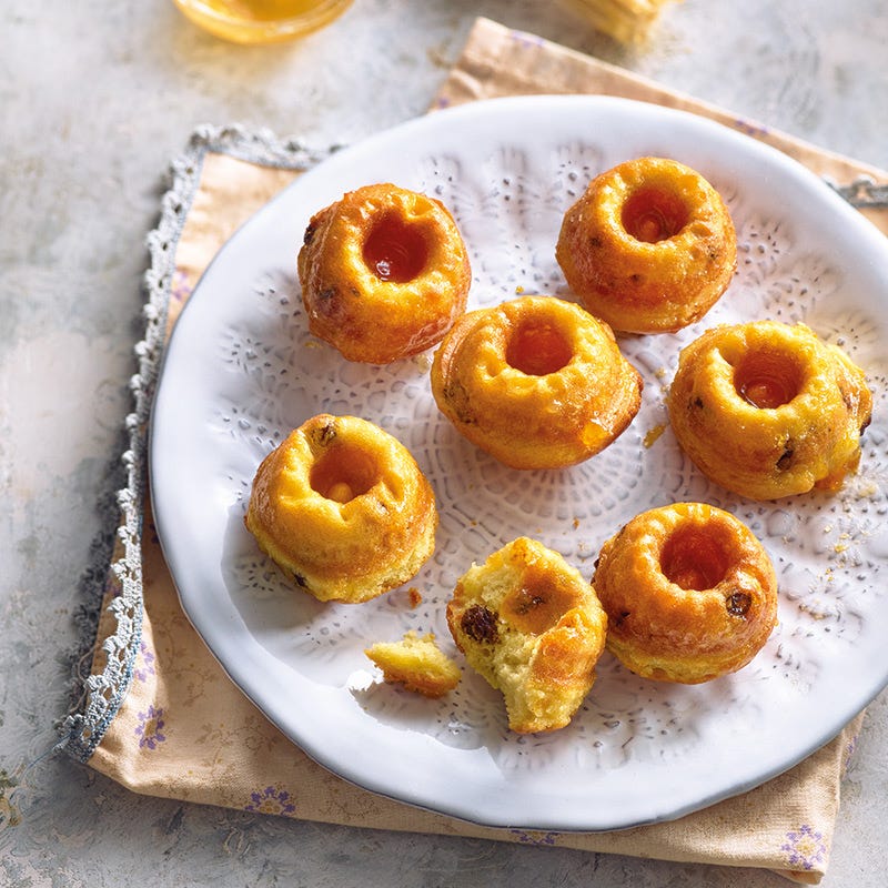 Mini-Baba-Küchlein mit Aprikosen-Rum-Glasur