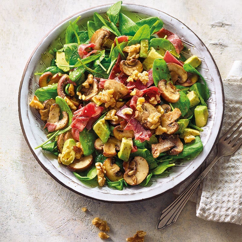 Spinatsalat mit Pilzen, Bresaola und Nüssen